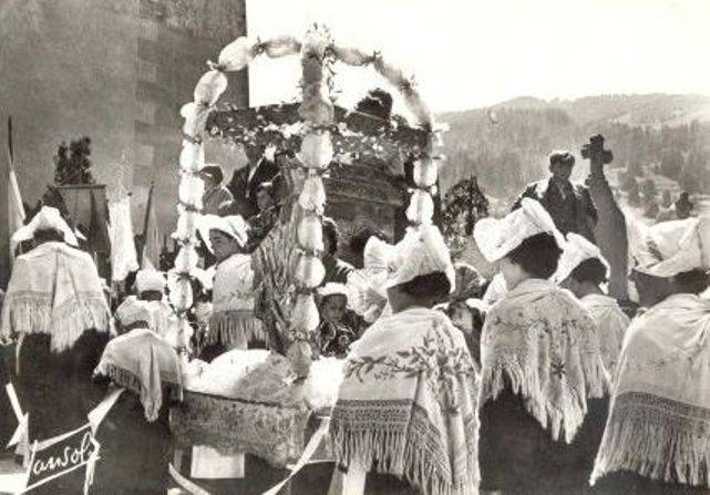 Procession devant eglise de Valloire autrefois 